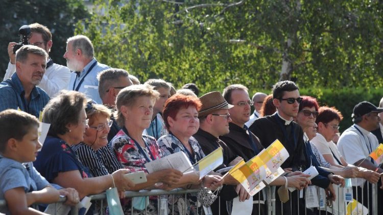 Personas esperando la llegada del Papa