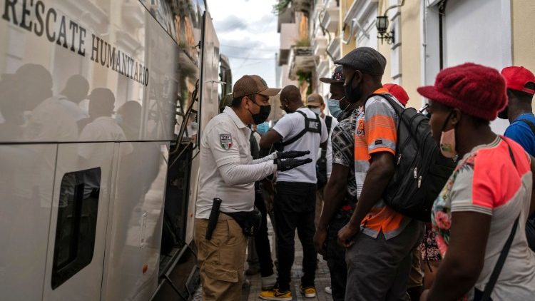 Autoridades de inmigración y seguridad de Veracruz realizan operativos para identificar a los migrantes haitianos.