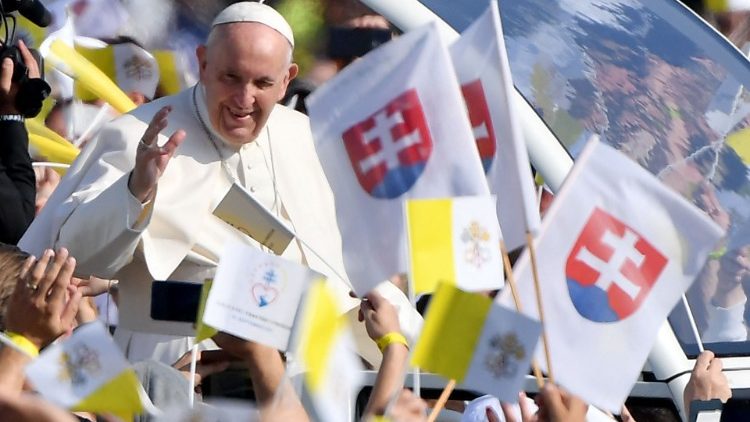 El Papa Francisco en medio de los fieles eslovacos.