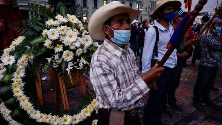 Ciudad de Guatemala: Algunos indígenas mayas participan en una protesta por el Bicentenario de la Independencia en la Plaza de la Constitución 