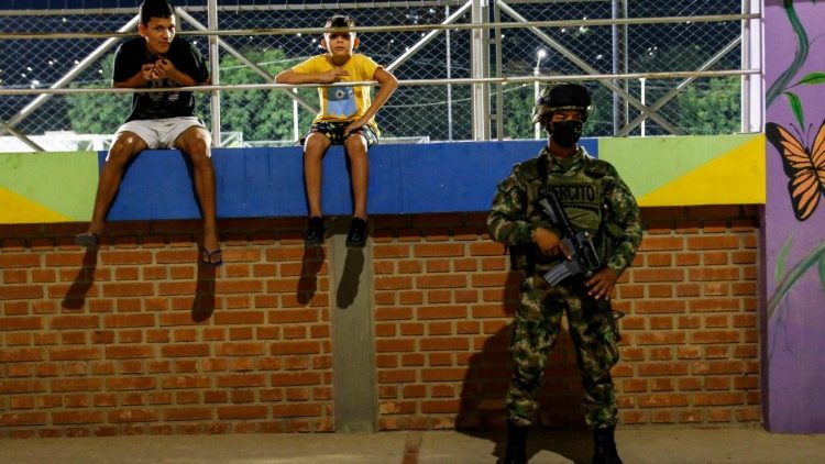 Kinder beobachten einen kolumbianischen Soldaten, der an einem Kontrollpunkt an der kolumbianisch-venezolanischen Grenze in Cucuta, Kolumbien, patrouilliert, 14. September 2021.