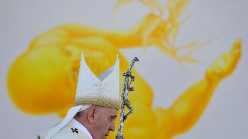 Il Papa saluta la Slovacchia: "I cristiani tessitori di dialogo dove prevale l'egoismo"