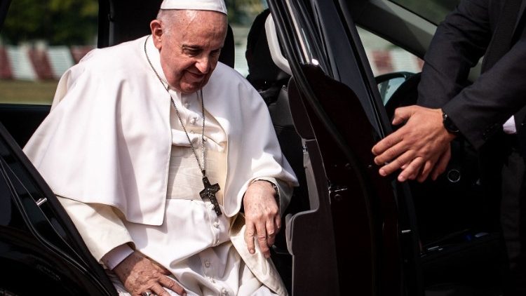 Francisco regresa a Roma tras su viaje apostólico a Budapest y Eslovaquia -  Vatican News