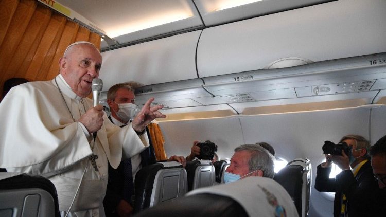Папа Франциск разговаря с журналисти по време на обратния полет от Словакия за Рим. 15.09.2021