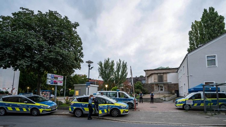 Polizei sichert den Bereich vor der Synagoge in Hagen ab