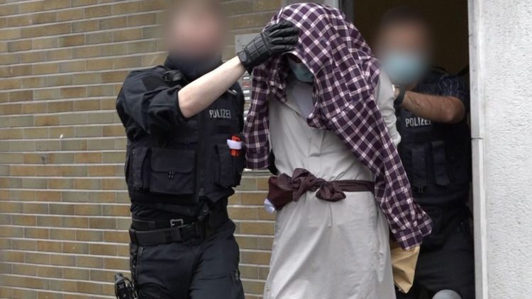 Ein Mann wird von Polizeibeamten im Zusammenhang mit dem mutmaßlich geplanten Anschlag auf die Hagener Synagoge abgeführt