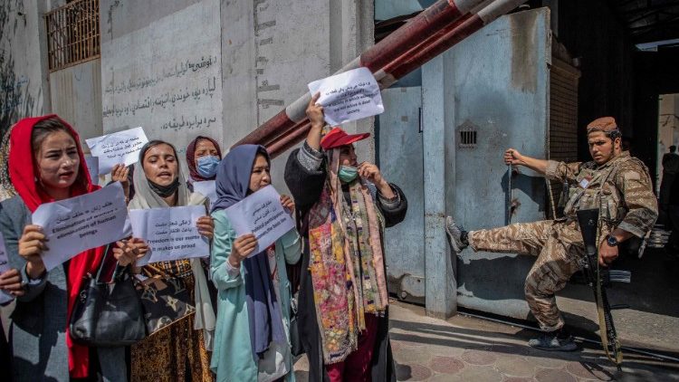 Soldado talibã observa o protesto de mulheres, Cabul, Afeganistão, 19 de setembro de 2021