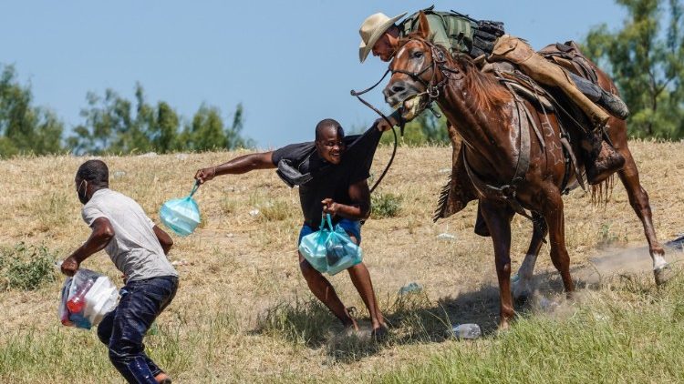 Agentes a cavalo agridem migrantes na fronteira