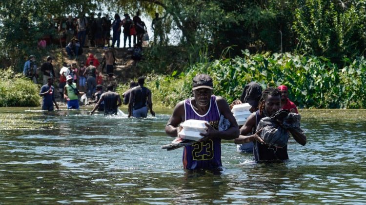 रियो नदी पार करते हुए हैती के प्रवासी