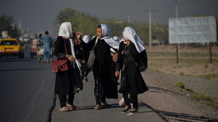 Meninas indo à escola em Cabul