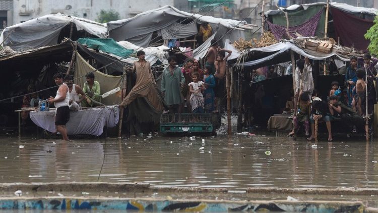Famiglie senza casa vivono a cielo aperto (AFP)