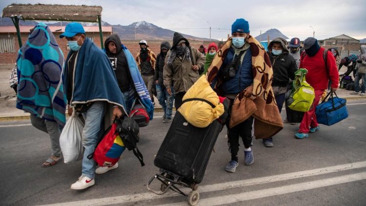 Migrantes venezolanos se dirigen a Iquique después cruzar la frontera entre Chile y Bolivia, cerca del control fronterizo de la comuna de Colchane,
