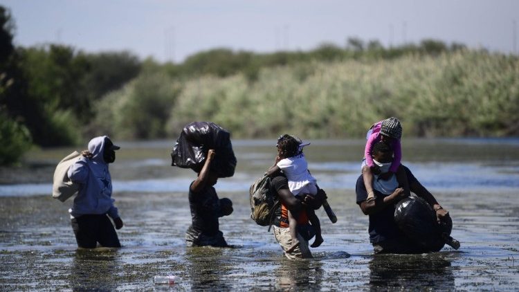 Migrants haïtiens traversant le fleuve du Rio Grande au Mexique, le 23 septembre 2021. 
