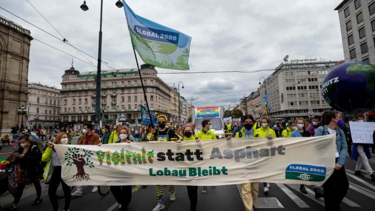 Jovens europeus em manifestação pelo cuidado do meio ambiente