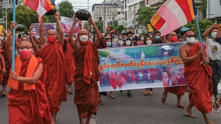 仏教僧や市民らによる抗議デモ　2021年9月25日　ミャンマー・マンダレー