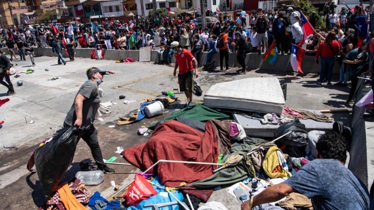 Manifestantes tomaron las pertenencias de los migrantes venezolanos en un campamento improvisado en una plaza pública durante una manifestación contra la migración en Iquique, este 25 de setiembre, para luego quemarlas. 