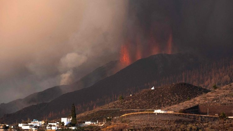 La Palma's Cumbre Vieja volcano continues to spew lava and ash
