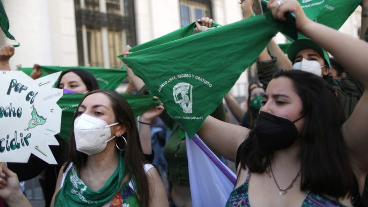 Demonstrantinnen fordern vor dem Parlament in Santiago am Dienstag Straffreiheit bei Abtreibung
