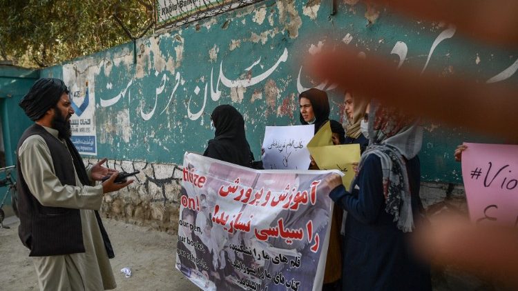 Kabul: la protesta di alcune donne. Alcuni talebani cercano di impedire ai giornalisti di scattare foto (30-09-2021, Afp)