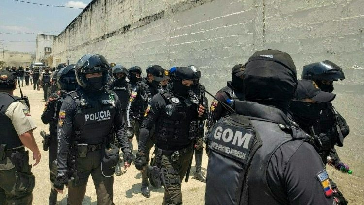 Fotografía distribuida por la Policía Nacional de Ecuador de policías participando en una operación en la prisión Guayas 1 en Guayaquil, Ecuador.