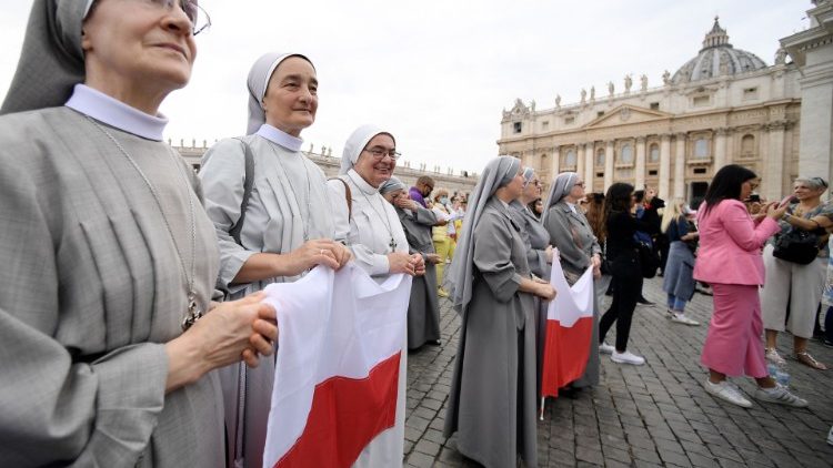 Lengyel szerzetesnővérek és turisták a Szent Péter téren az Úrangyala során   