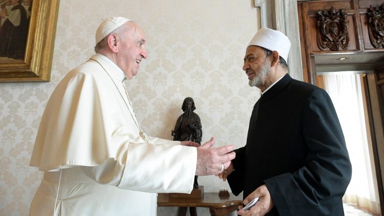 Papst Franziskus und Scheich Ahmed al-Tayeb bei einer Audienz im Vatikan am 4. Oktober 2021