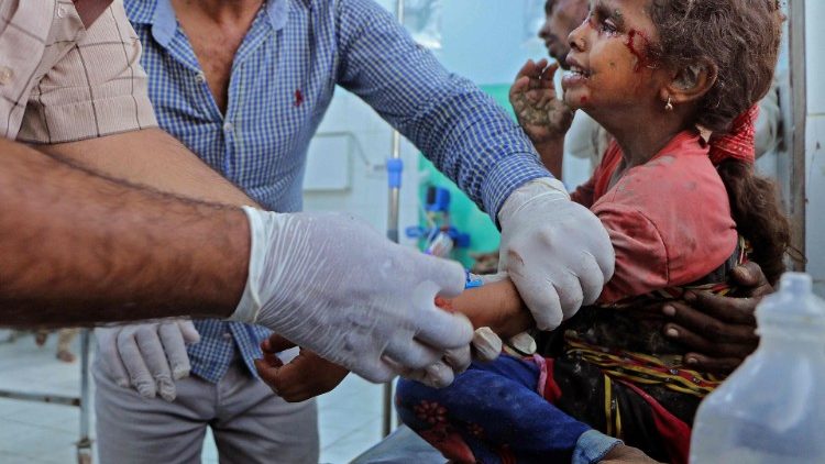 Ein Mädchen, das bei einem Raketenangriff vom 3. Oktober auf ein Wohngebiet in Marib verletzt wurde