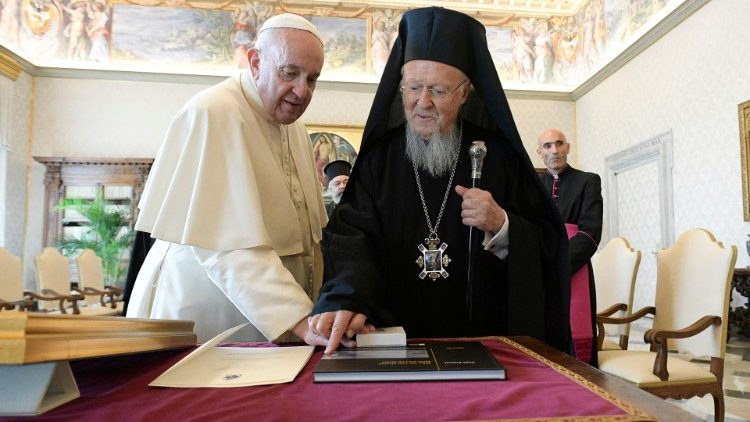 Archivbild: Papst Franziskus und Patriarch Bartholomaios I. im Vatikan am 4. Oktober 2021