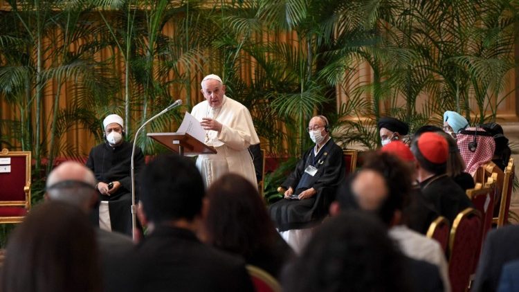 Le Pape François lors d’une conférence organisée au Vatican le 4 octobre 2021 avec une vingtaine de représentants religieux et scientifiques pour signer un appel remis aux participants à la COP26 de Glasgow.