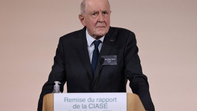 Kommissionspräsident Jean-Marc Sauve spricht während der Veröffentlichung des Berichts der unabhängigen Kommission über sexuellen Missbrauch durch Kirchenvertreter (Ciase) am 5. Oktober 2021 in Paris. 