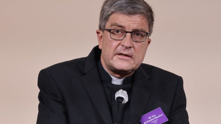 Der Vorsitzende der französischen Bischofskonferenz, Éric de Moulins-Beaufort, bei der Veröffentlichung des Missbrauchsberichts in Paris