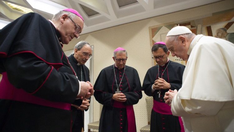 वाटिकन में फ्राँस के चार धर्माध्यक्षों के साथ सन्त पापा फ्राँसिस की मौन प्रार्थना, प्रतीकातमक तस्वीरः 06.10.2021