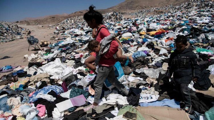 Una migrante venezolana busca en un basurero ropa para ella y sus hijos en la zona de Alto Hospicio, en las afueras de Iquique, Chile.