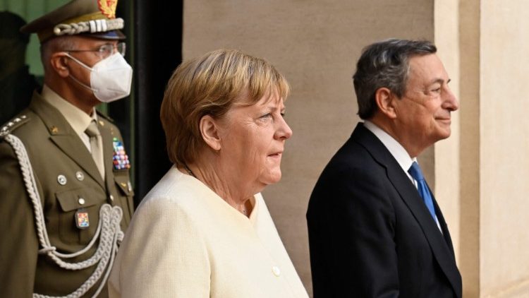 Bundeskanzlerin Angela Merkel und Italiens Regierungschef Mario Draghi (rechts)
