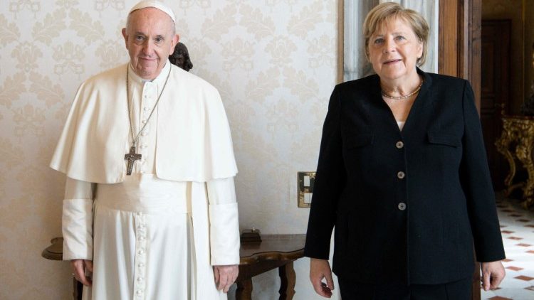 Ferenc pápa Angela Merkel kancellárral