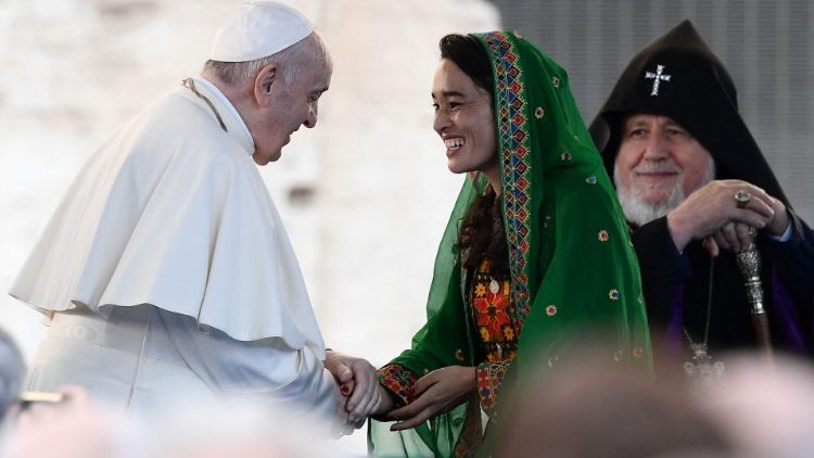 Eine junge Frau, die aus Afghanistan geflüchtet ist, trug den Friedensappell vor