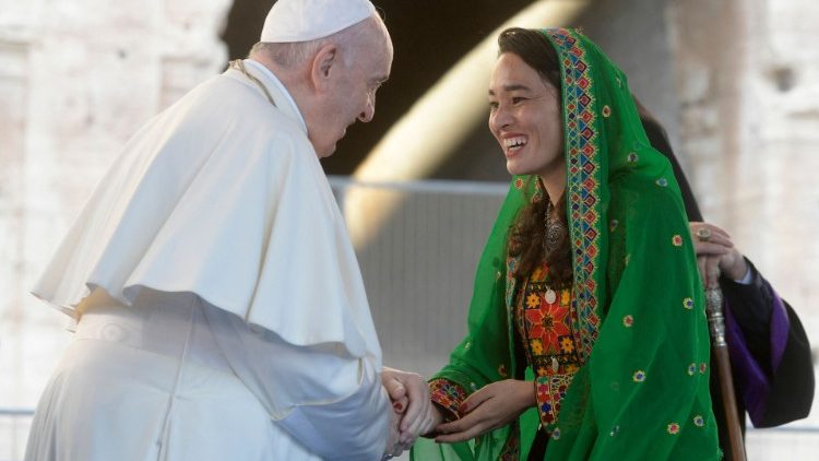 Franziskus im Oktober 2021 mit einer aus Afghanistan geflohenen Frau