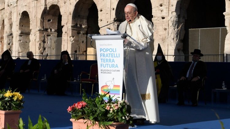 Papst Franziskus am Kolosseum beim interreligiösen Friedenstreffen von Sant'Egidio im Oktober 2021