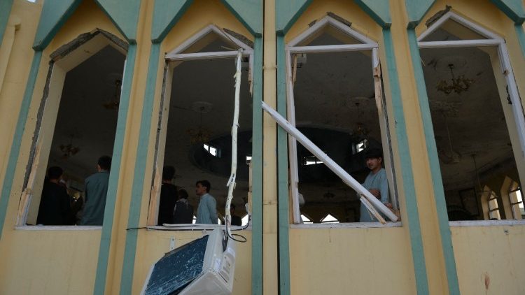 La moschea sciita di Kuduz in Afghanistan scenario di una attentato terroristico il 9 ottobre scorso 