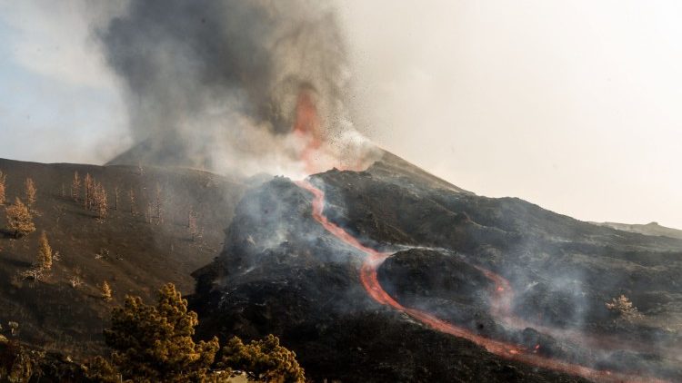 El volcán de La Pala en erupción.