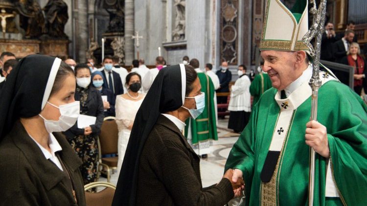 Papa Francisco e a irmã Gloria Narvaez na Basílica de São Pedro em 10 de outubro de 2021