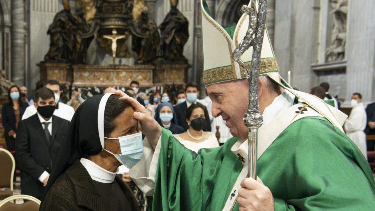 El Papa Francisco saluda a la hermana Gloria Narváez el pasado 10 de octubre