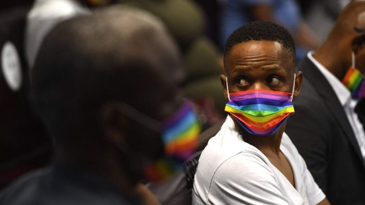 Regenbogen-Maske als Zeichen gegen Diskriminierung homosexueller Menschen