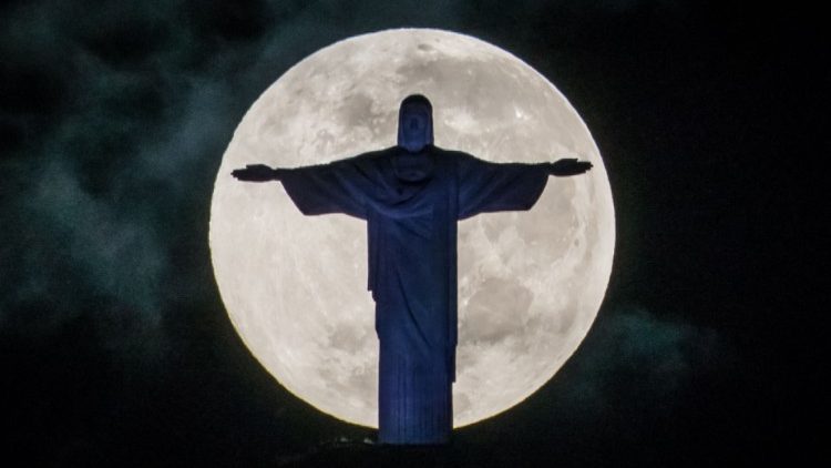 A Holdba öltözött Krisztus Rio de Janeiro fölött   