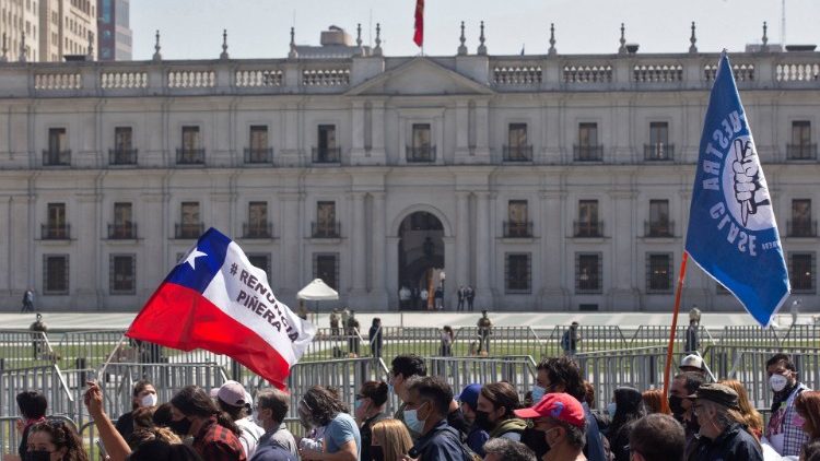 Una protesta de profesores contra el gobierno del presidente chileno Sebastián Piñera, frente al palacio presidencial de La Moneda, en Santiago, el 13 de octubre de 2021.