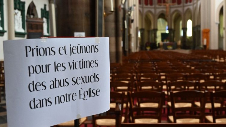 Aufruf zum Gebet für Opfer sexueller Gewalt in einer Kirche in Frankreich