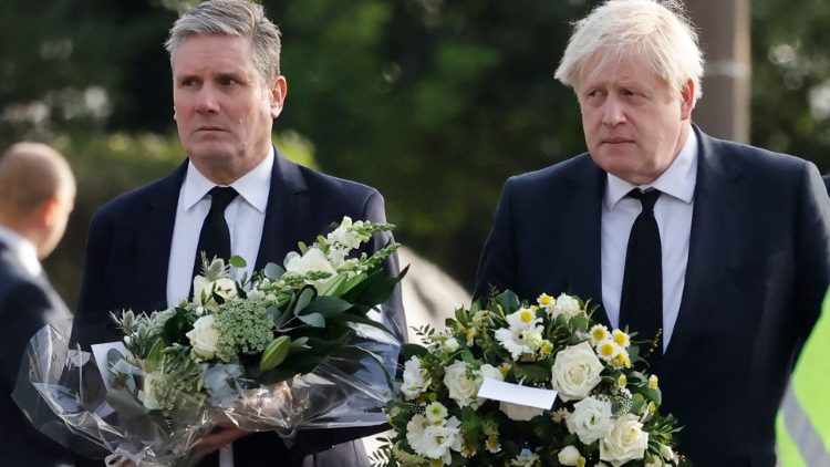 Der britische Premierminister Boris Johnson mit Keir Starmer, dem Vorsitzenden der „Labour-Party", bei der Ankunft am Ort des Mordes