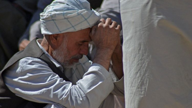 Афганистанец след терористичния акт в Кандахар, 16 октомври 2021