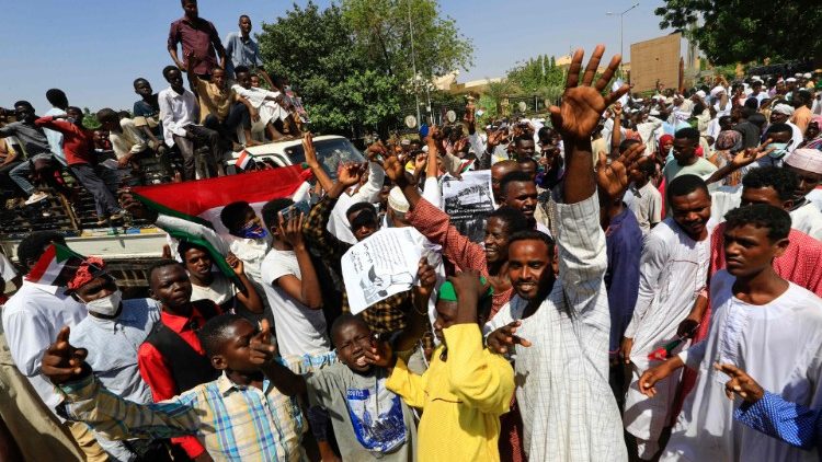 Sudanese protesters demanding the dissolution of the transitional government