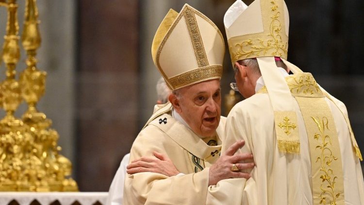 Papst Franziskus mit seinem ehemaligen Zeremonienmeister Marini: Ein paar persönliche Worte nach der Weihe